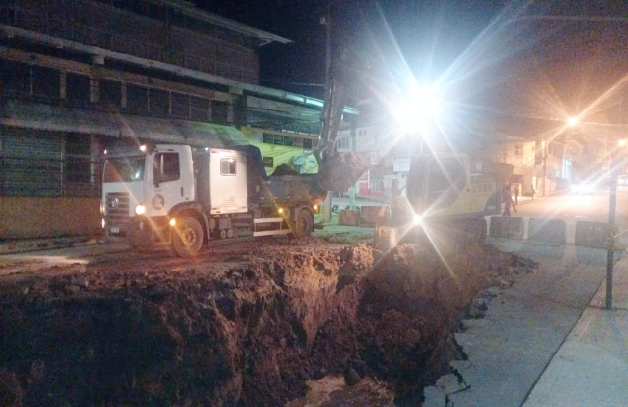 PREFEITURA DE SÃO MATEUS TRABALHANDO: EQUIPES FAZEM PLANTÃO 24 HORAS PARA FINALIZAR OBRAS EM FRENTE AO MERCADO MUNICIPAL