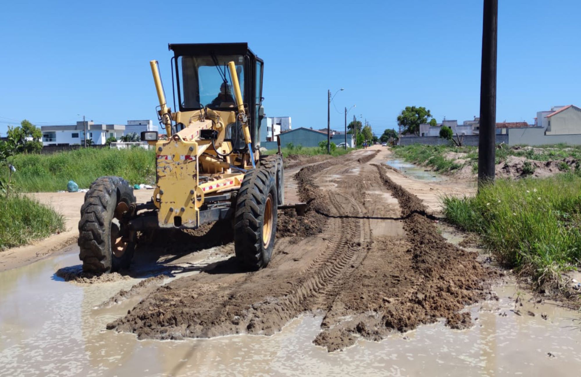 PREFEITURA TRABALHA NA RECONSTRUÇÃO E DESOBSTRUÇÃO DE RUAS EM GURIRI