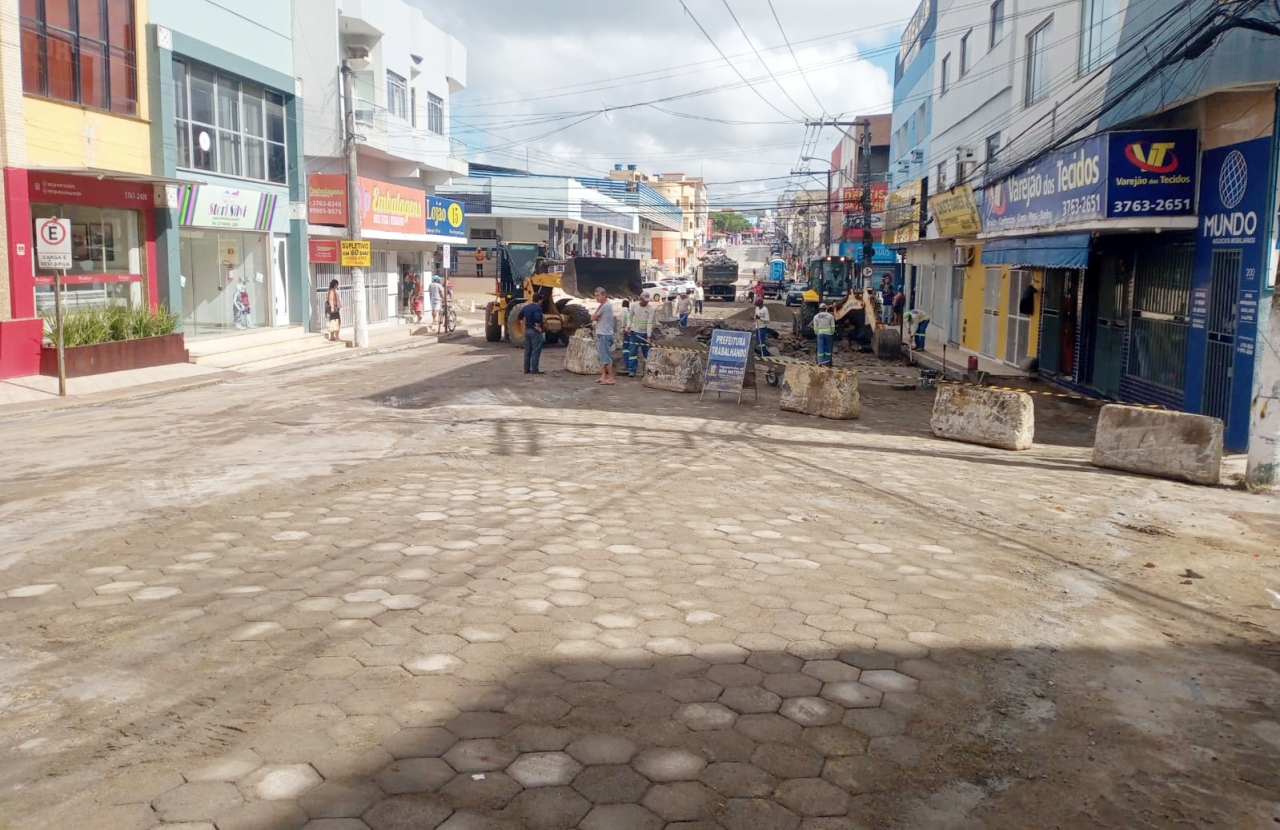 OBRAS NO MERCADO MUNICIPAL AVANÇAM E PARTE DA PISTA É LIBERADA 