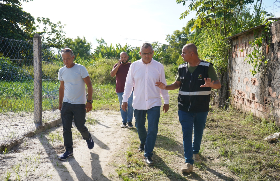 VISITA DO PREFEITO E VEREADOR AO BAIRRO PAULISTA: UM OLHAR ATENTO ÀS ESCOLAS E COMUNIDADE