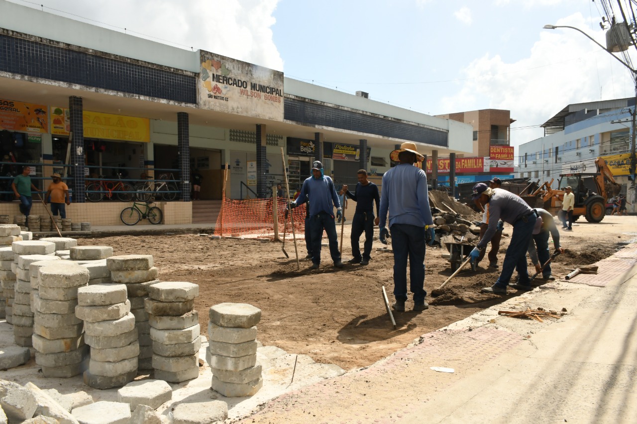 PREFEITURA TRABALHA NA PAVIMENTAÇÃO PARA LIBERAR TRÂNSITO NA AVENIDA MATEUS CUNHA FUNDÃO, NO ENTORNO DO MERCADO MUNICIPAL