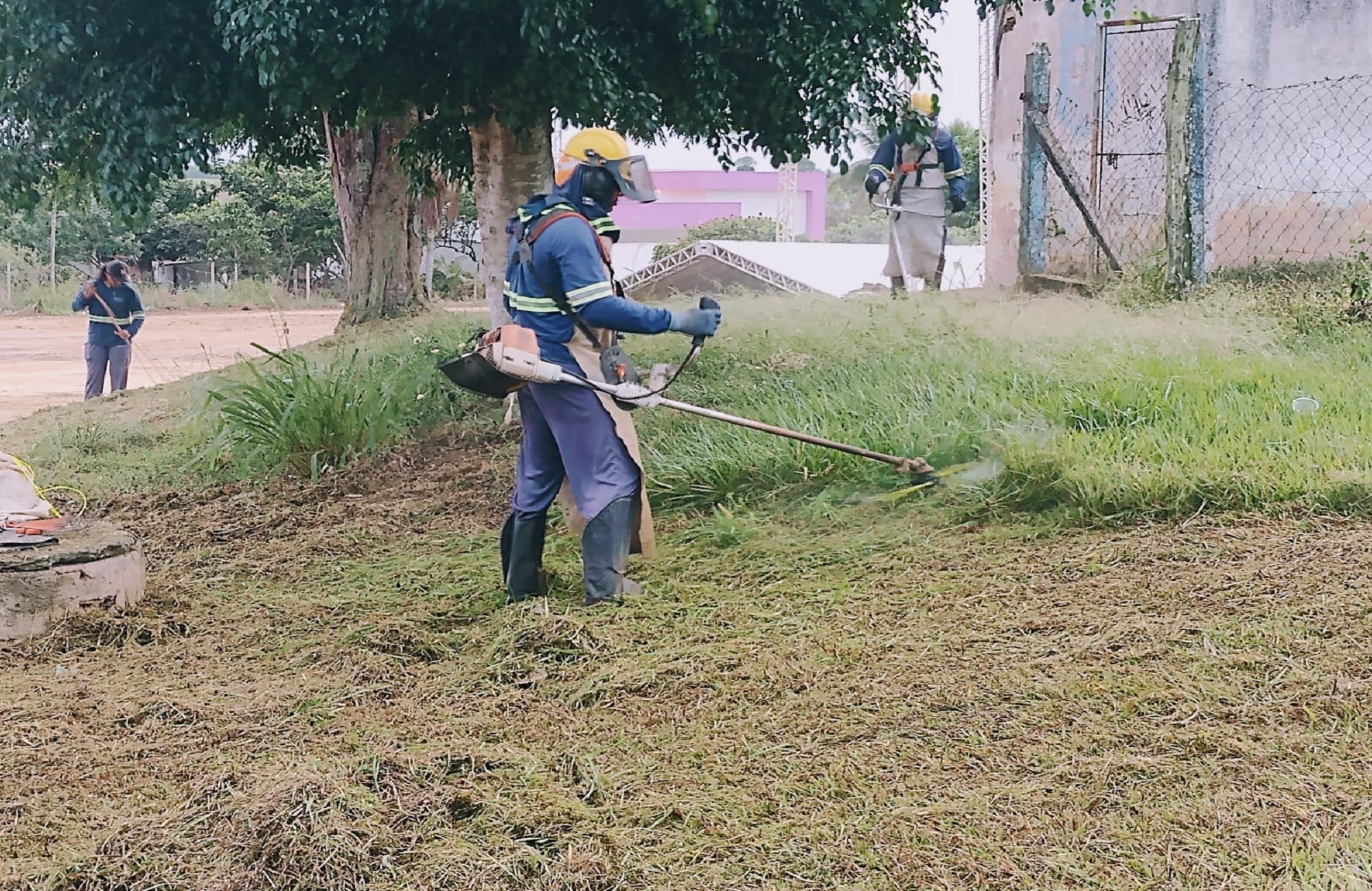 NOVA LIMA: EQUIPES DE CAPINA E LIMPEZA DÃO CARA NOVA A ÁREAS PÚBLICAS