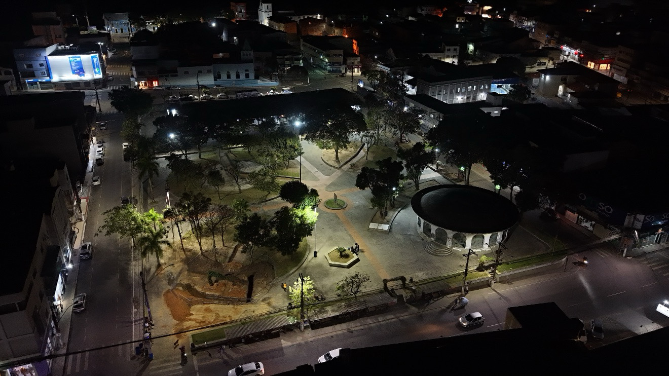PRAÇA MESQUITA NETO GANHA NOVA ILUMINAÇÃO E MAIS SEGURANÇA PARA A POPULAÇÃO