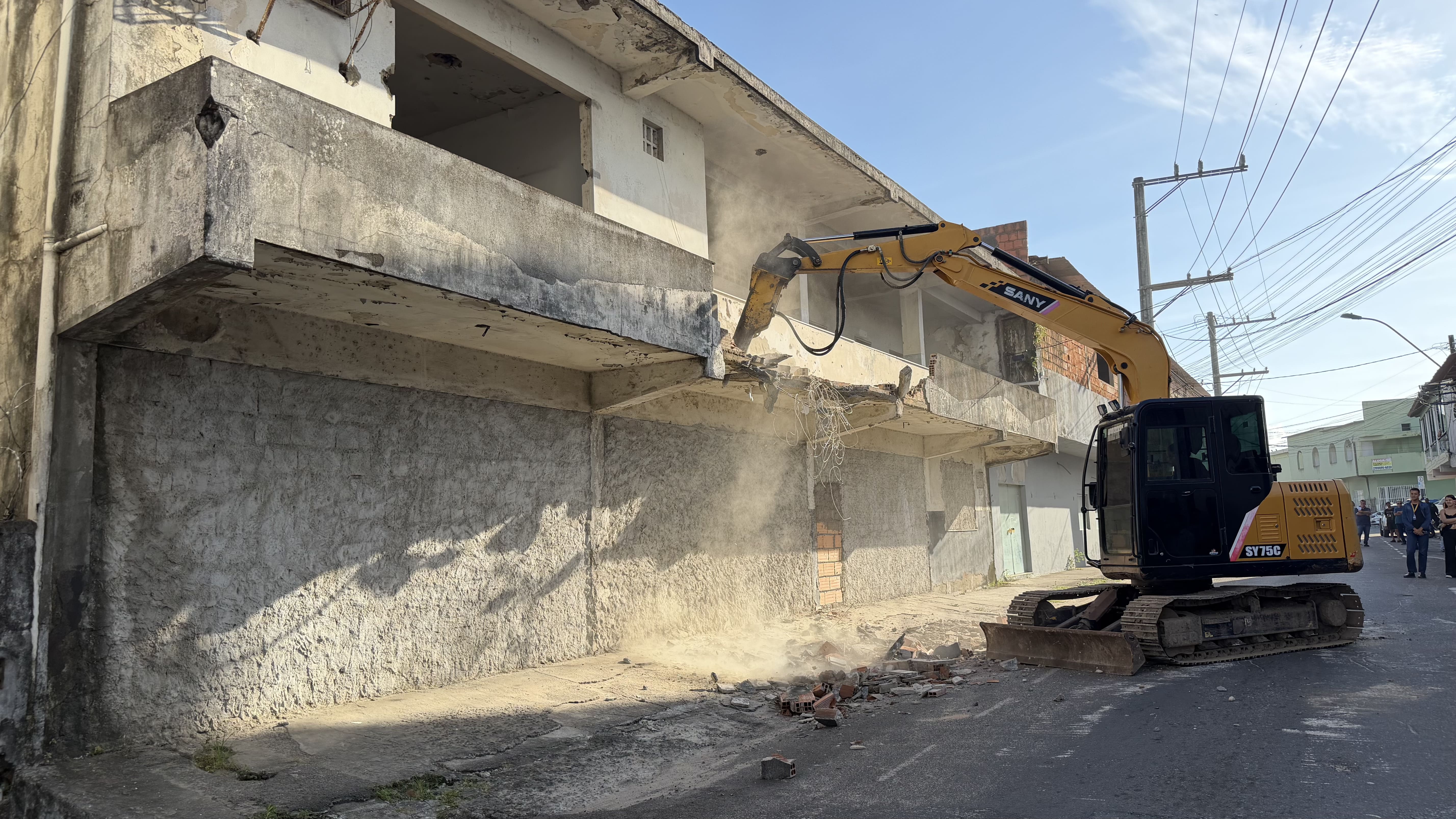 REQUALIFICAÇÃO URBANA: PREFEITURA INICIA DEMOLIÇÃO DO ANTIGO CADEIÃO PARA CONSTRUIR NOVA PRAÇA NO CENTRO